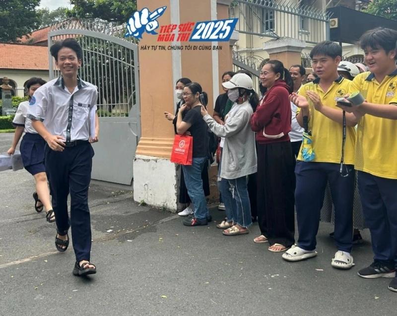 Học sinh trường chuyên tiếp sức thí sinh thi lớp 10 tại TP . HCM - Ảnh 4. Học sinh trường chuyên tiếp sức thí sinh thi lớp 10 tại TP . HCM - Ảnh 4.