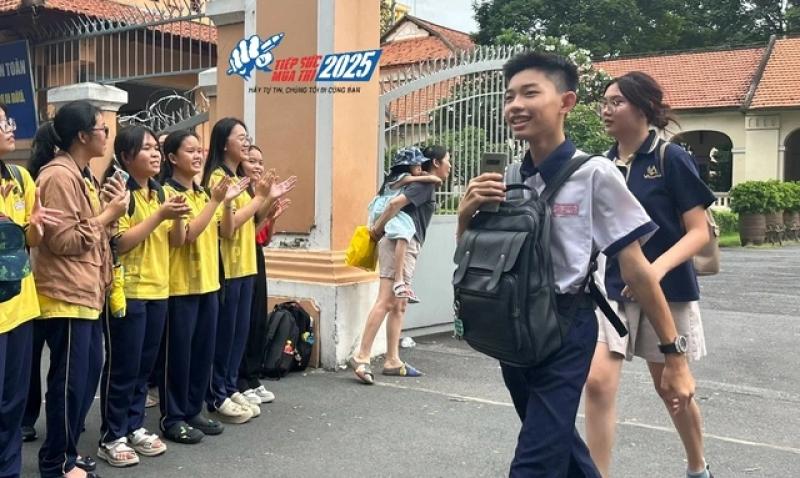 Học sinh trường chuyên tiếp sức thí sinh thi lớp 10 tại TP . HCM - Ảnh 5. Học sinh trường chuyên tiếp sức thí sinh thi lớp 10 tại TP . HCM - Ảnh 5.