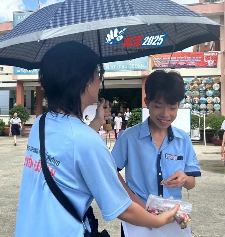 Tình nguyện viên tiếp sức mùa thi lan tỏa động lực cho thí sinh thi lớp 10- Ảnh 1. Tình nguyện viên tiếp sức mùa thi lan tỏa động lực cho thí sinh thi lớp 10- Ảnh 1.
