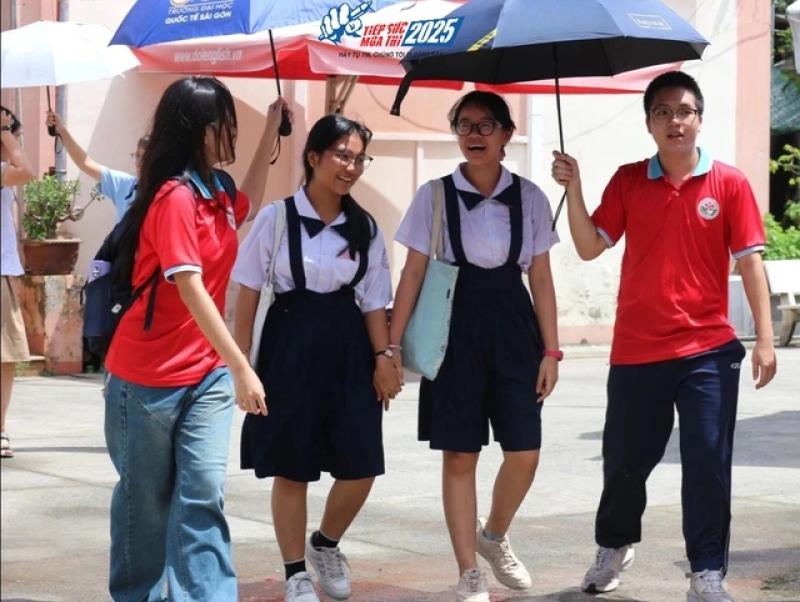 Tình nguyện viên tiếp sức mùa thi lan tỏa động lực cho thí sinh thi lớp 10- Ảnh 2. Tình nguyện viên tiếp sức mùa thi lan tỏa động lực cho thí sinh thi lớp 10- Ảnh 2.