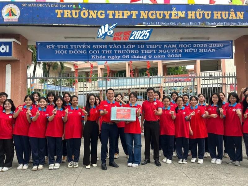 Tình nguyện viên tiếp sức mùa thi lan tỏa động lực cho thí sinh thi lớp 10- Ảnh 5. Tình nguyện viên tiếp sức mùa thi lan tỏa động lực cho thí sinh thi lớp 10- Ảnh 5.