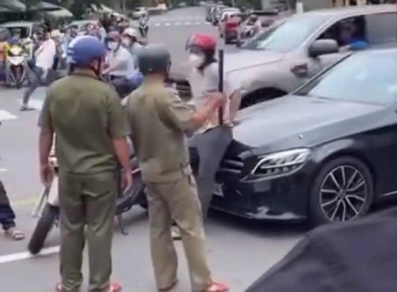 TP.HCM: Chặn đường, cầm đá đập phá ô tô Mercedes - Ảnh 1.