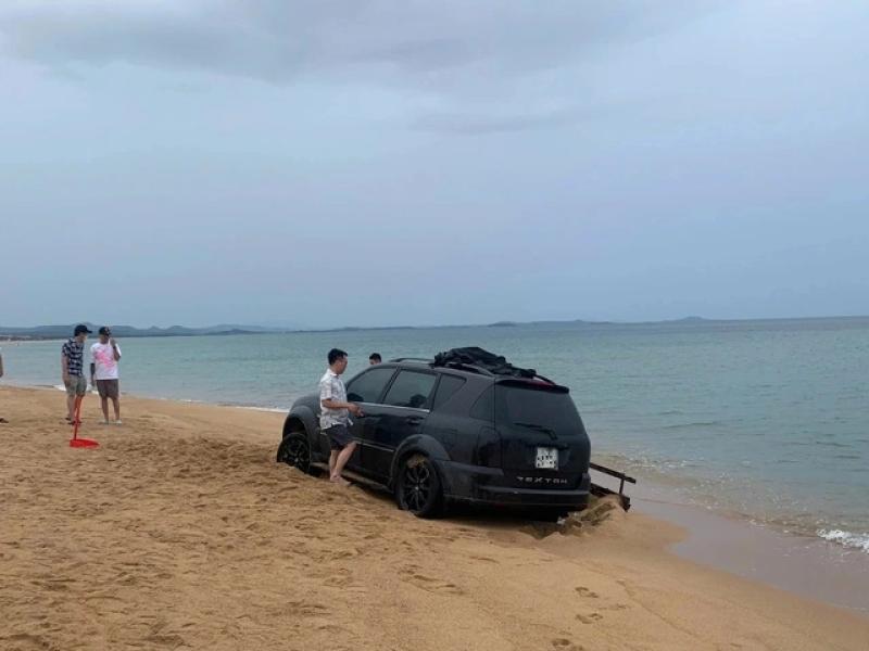 Thích thể hiện lái ô tô xuống biển, nhiều tài xế nhận phạt nặng - Ảnh 4. Thích thể hiện lái ô tô xuống biển, nhiều tài xế nhận phạt nặng - Ảnh 4.
