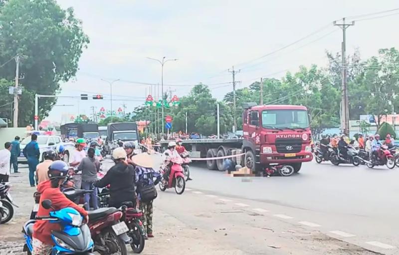 Xe đầu kéo cuốn xe máy vào gầm ở giao lộ, người phụ nữ tử vong- Ảnh 1. Xe đầu kéo cuốn xe máy vào gầm ở giao lộ, người phụ nữ tử vong- Ảnh 1.