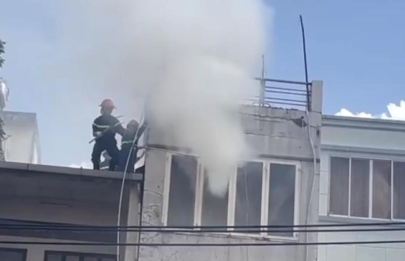 Cháy nhà dân ở Tân Bình, lính cứu hỏa leo mái nhà đập kính chữa cháy- Ảnh 1. Cháy nhà dân ở Tân Bình, lính cứu hỏa leo mái nhà đập kính chữa cháy- Ảnh 1.