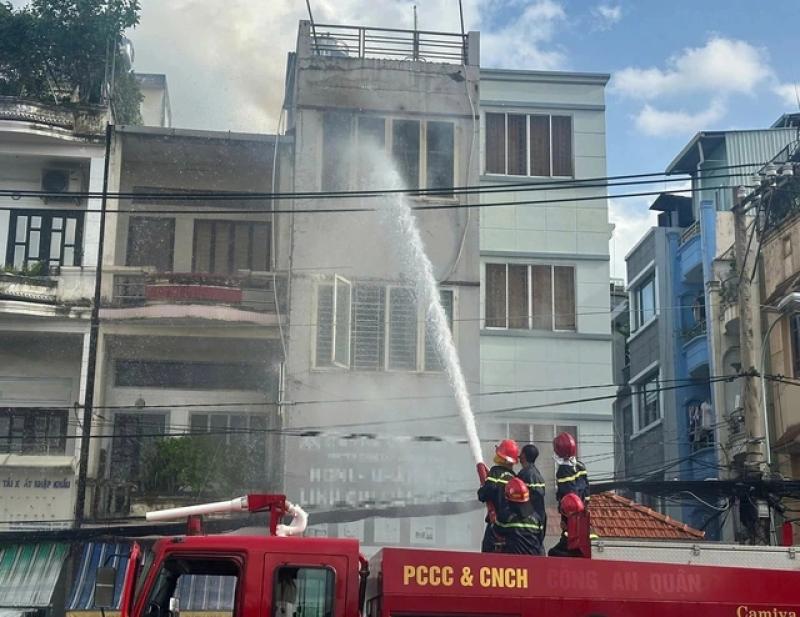 Cháy nhà dân ở Tân Bình, lính cứu hỏa leo mái nhà đập kính chữa cháy- Ảnh 2. Cháy nhà dân ở Tân Bình, lính cứu hỏa leo mái nhà đập kính chữa cháy- Ảnh 2.