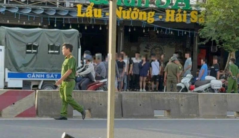 Công an dựng lại hiện trường vụ xô xát trong quán ăn ở Hóc Môn- Ảnh 1. Công an dựng lại hiện trường vụ xô xát trong quán ăn ở Hóc Môn- Ảnh 1.