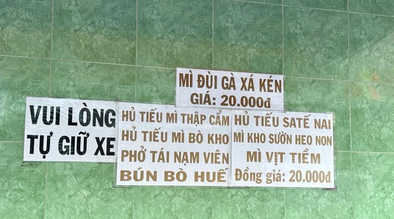 Quán bún bò 10.000 đồng, quán hủ tiếu 15.000 đồng… nổi tiếng TP.HCM: Có tăng giá không? - Ảnh 2. Quán bún bò 10.000 đồng, quán hủ tiếu 15.000 đồng… nổi tiếng TP.HCM: Có tăng giá không? - Ảnh 2.