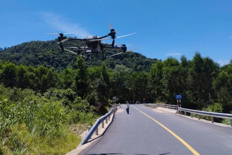 Quảng Bình: Máy bay không người lái ra quân diệt châu chấu phá hoại cây luồng - Ảnh 4.