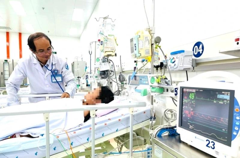 Kỷ lục: Truyền gần 10 lít máu, cứu sống bé gái sốt xuất huyết nặng - Ảnh 1.
