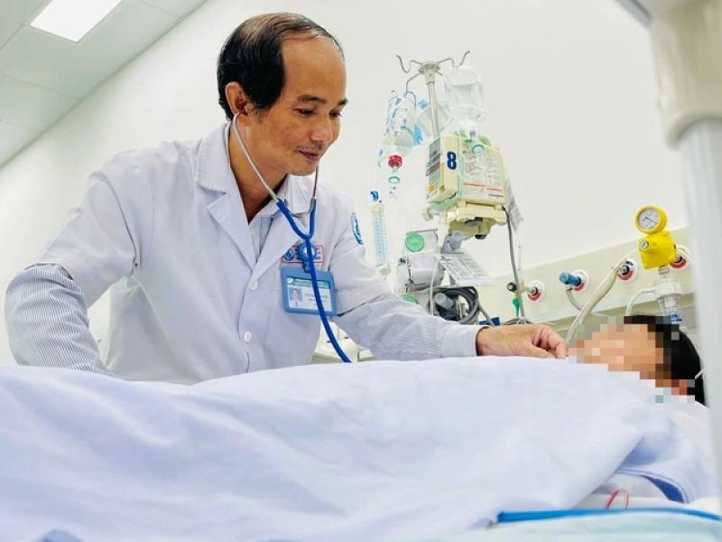 Kỷ lục: Truyền gần 10 lít máu, cứu sống bé gái sốt xuất huyết nặng - Ảnh 2.
