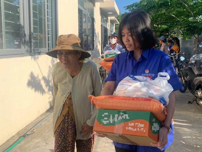 Chuyến xe yêu thương mang quà đến người nghèo tại TP . Tuy hòa , Phú Yên - Ảnh 2. Chuyến xe yêu thương mang quà đến người nghèo tại TP . Tuy hòa , Phú Yên - Ảnh 2.
