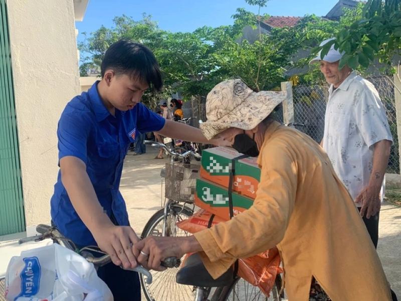 Chuyến xe yêu thương mang quà đến người nghèo tại TP . Tuy hòa , Phú Yên - Ảnh 3. Chuyến xe yêu thương mang quà đến người nghèo tại TP . Tuy hòa , Phú Yên - Ảnh 3.