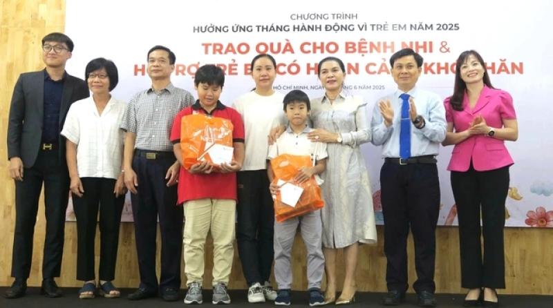 Hơn 1.000 phần quà đến với bệnh nhi và trẻ em có người thân hiến tạng - Ảnh 1.