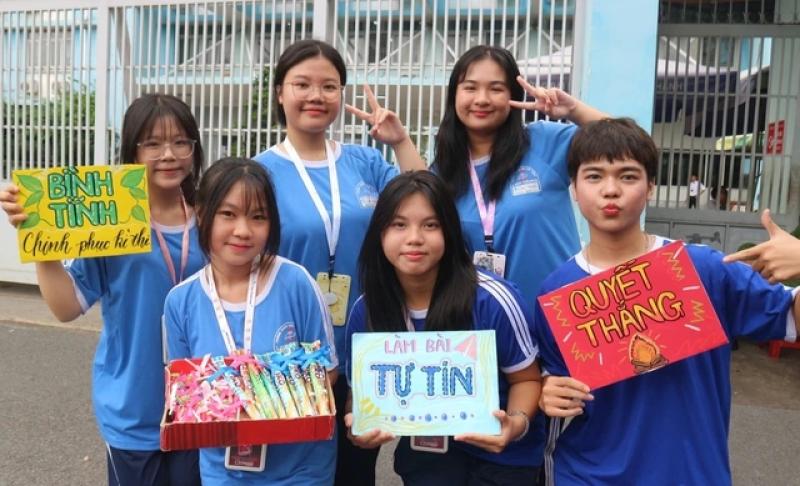 Tình nguyện viên thót tim kể lại phút chạy đua mang giấy tờ cho thí sinh - Ảnh 4. Tình nguyện viên thót tim kể lại phút chạy đua mang giấy tờ cho thí sinh - Ảnh 6.