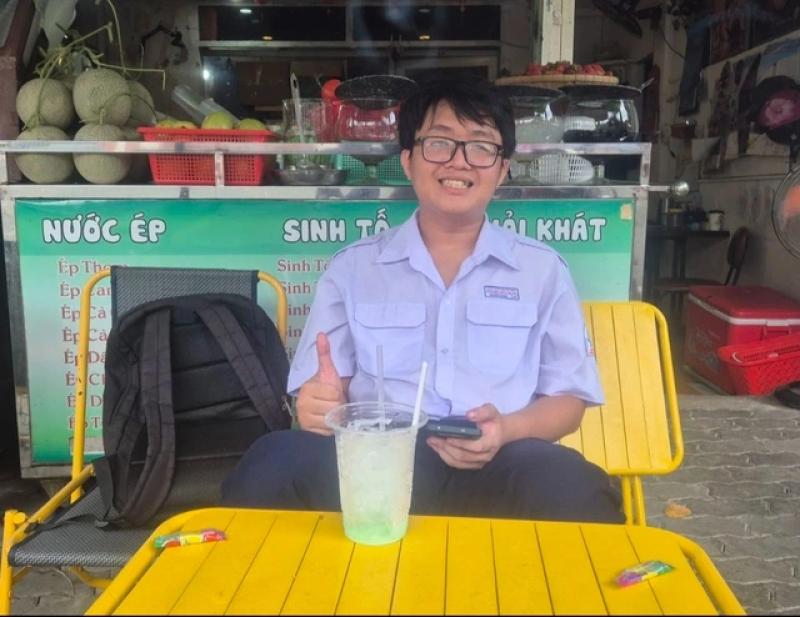 Thí sinh duy nhất thi xong không về nhà và ước mơ 'phải mặc áo blouse' - Ảnh 1.