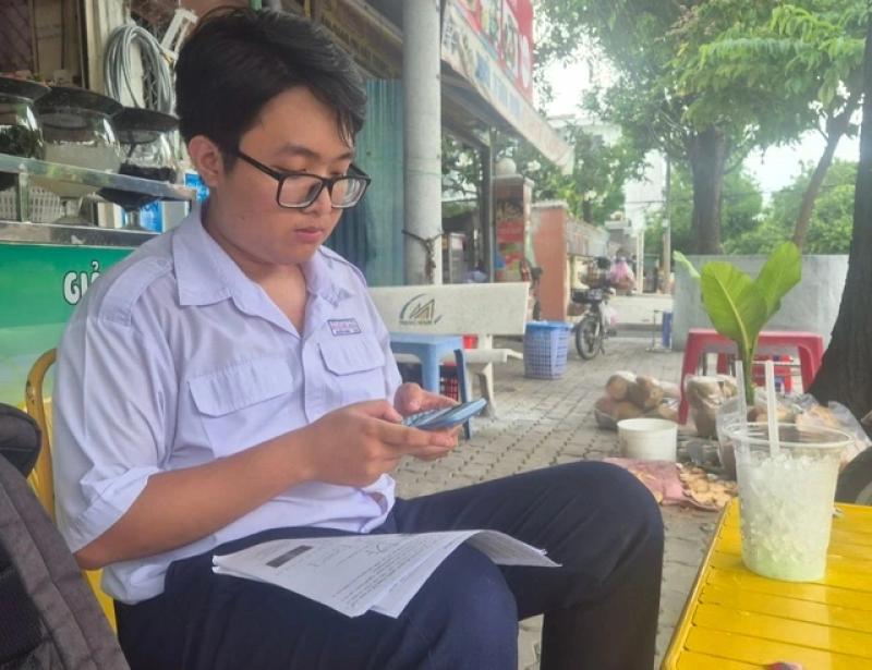 Thí sinh duy nhất thi xong không về nhà và ước mơ 'phải mặc áo blouse' - Ảnh 3.