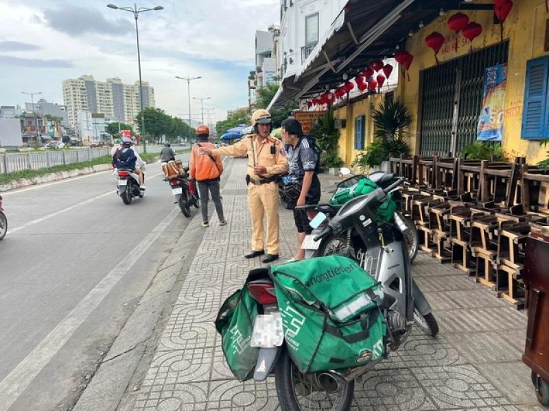 Băng ngang đường ray xe lửa, nhiều tài xế bị CSGT TP.HCM xử lý- Ảnh 3. Băng ngang đường ray xe lửa, nhiều tài xế bị CSGT TP.HCM xử lý- Ảnh 3.
