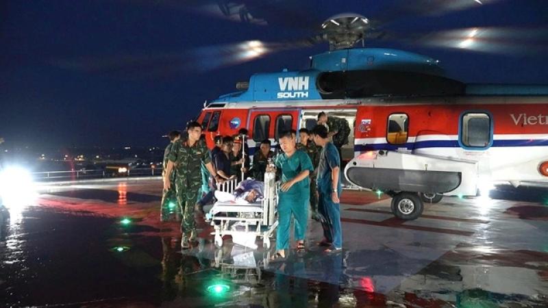 Trực thăng bay xuyên đêm cấp cứu ngư dân ở đảo Tiên Nữ - Ảnh 1.