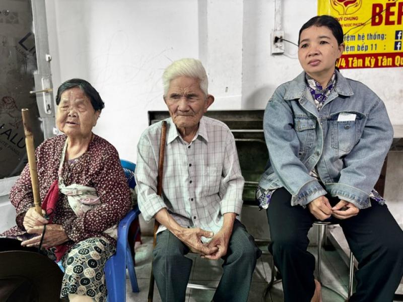 Những người ở xóm vé số bất ngờ nhận quà từ người lạ: Rưng rưng xúc động - Ảnh 7.