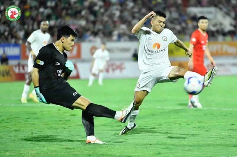 Buồn cho CLB Bình Định: 'Đế chế' xây bằng tiền, sụp đổ khi hết tiền - Ảnh 1.