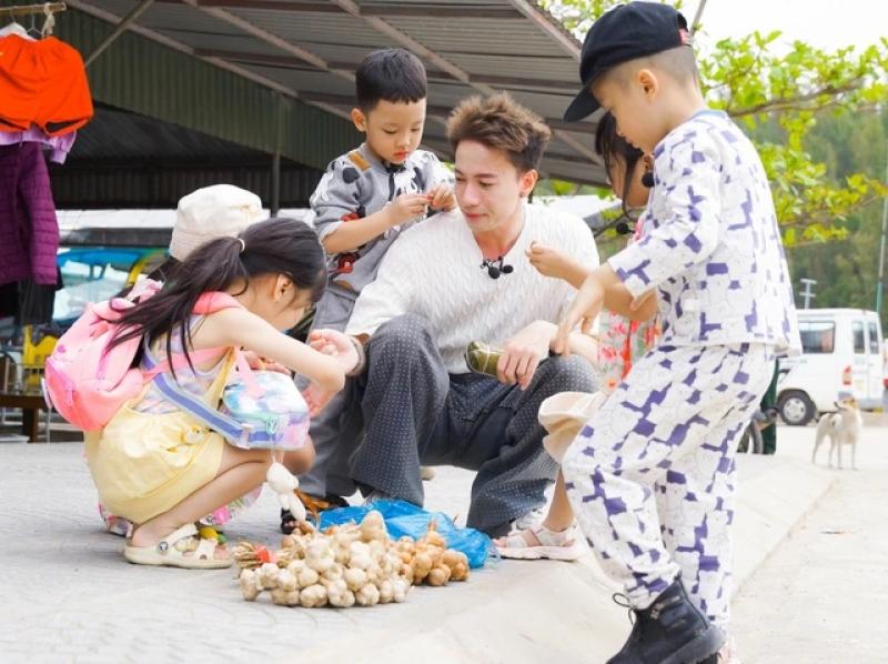 S.T Sơn Thạch làm 'bố tập sự'- Ảnh 1. S.T Sơn Thạch làm 'bố tập sự'- Ảnh 1.