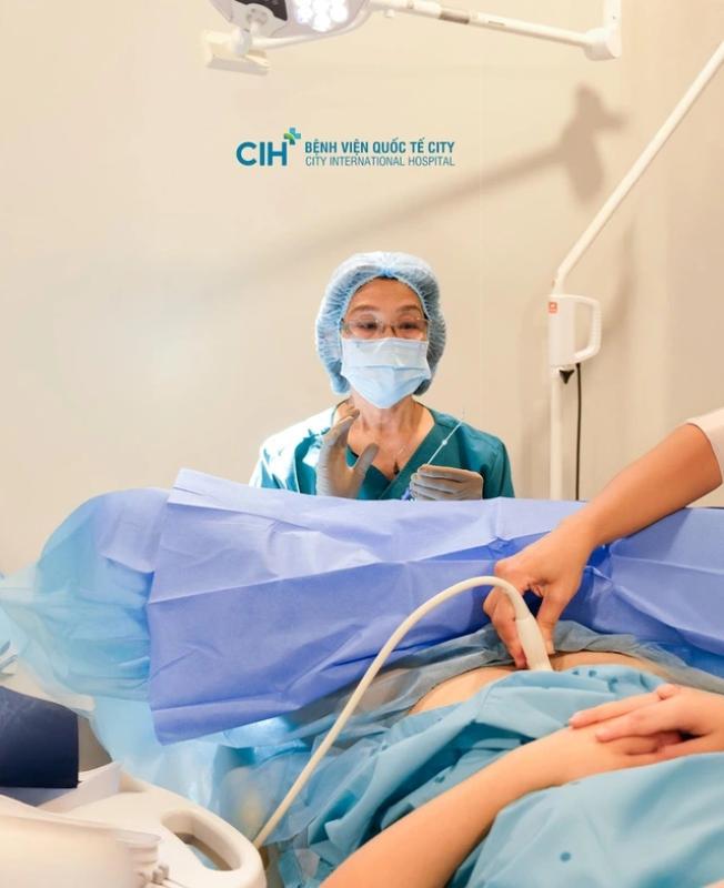 BS Nguyễn Thị Ngọc Sương: Ba thập kỷ gieo hạnh phúc hàng ngàn cặp đôi hiếm muộn- Ảnh 3. BS Nguyễn Thị Ngọc Sương: Ba thập kỷ gieo hạnh phúc hàng ngàn cặp đôi hiếm muộn- Ảnh 3.