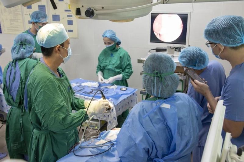 Người đàn ông ở Đồng Nai bị hàng xóm đâm đũa nhựa vào mắt- Ảnh 1. Người đàn ông ở Đồng Nai bị hàng xóm đâm đũa nhựa vào mắt- Ảnh 1.