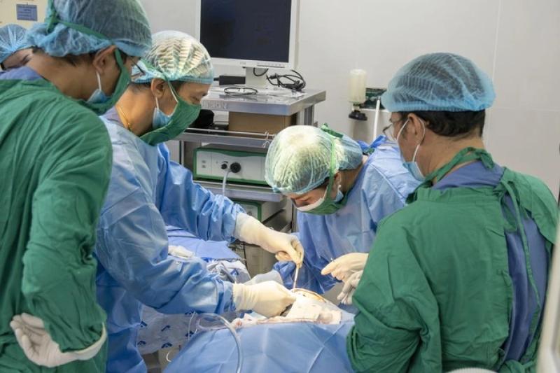 Người đàn ông ở Đồng Nai bị hàng xóm đâm đũa nhựa vào mắt- Ảnh 2. Người đàn ông ở Đồng Nai bị hàng xóm đâm đũa nhựa vào mắt- Ảnh 2.