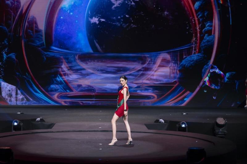 Bùi Lý Thiên Hương thể hiện ấn tượng tại Hoa hậu Trái Đất Việt Nam 2025 - Ảnh 2.