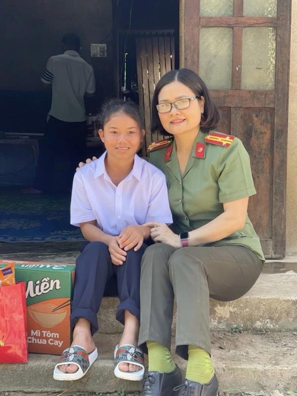 Nữ công an tỉnh Kon Tum trở thành mẹ đỡ đầu của trẻ mồ côi - Ảnh 1.