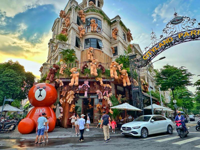 Chi nửa tỉ trang trí gấu bông độc lạ, quán cà phê TP.HCM thành điểm check-in 'hot' - Ảnh 1. Chi nửa tỉ trang trí gấu bông độc lạ, quán cà phê TP.HCM thành điểm check-in 'hot' - Ảnh 1.