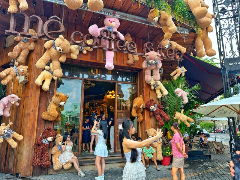 Chi nửa tỉ trang trí gấu bông độc lạ, quán cà phê TP.HCM thành điểm check-in 'hot' - Ảnh 11. Chi nửa tỉ trang trí gấu bông độc lạ, quán cà phê TP.HCM thành điểm check-in 'hot' - Ảnh 11.