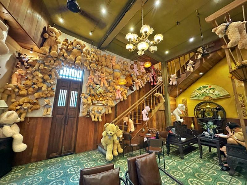 Chi nửa tỉ trang trí gấu bông độc lạ, quán cà phê TP.HCM thành điểm check-in 'hot' - Ảnh 3. Chi nửa tỉ trang trí gấu bông độc lạ, quán cà phê TP.HCM thành điểm check-in 'hot' - Ảnh 3.