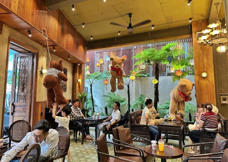 Chi nửa tỉ trang trí gấu bông độc lạ, quán cà phê TP.HCM thành điểm check-in 'hot' - Ảnh 6. Chi nửa tỉ trang trí gấu bông độc lạ, quán cà phê TP.HCM thành điểm check-in 'hot' - Ảnh 6.
