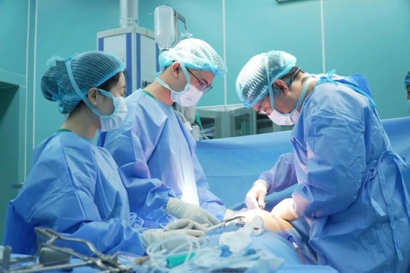 Trực thăng bay xuyên đêm cấp cứu ngư dân ở đảo Tiên Nữ - Ảnh 2.