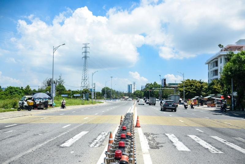 Nút giao thông cầu Hòa Xuân sắp 'lột xác', người dân vui mừng thoát cảnh ùn tắc- Ảnh 7. Nút giao thông cầu Hòa Xuân sắp 'lột xác', người dân vui mừng thoát cảnh ùn tắc- Ảnh 7.