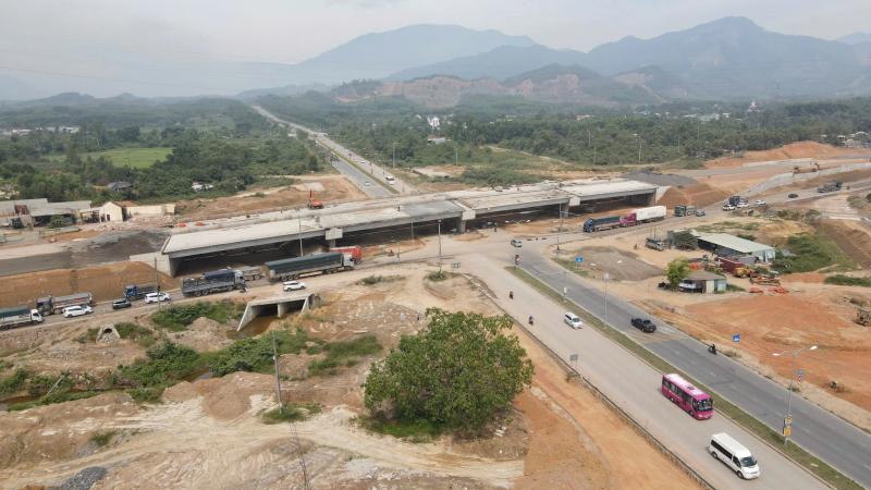 Công trình cầu vượt Hòa Liên - Túy Loan: Hiểm họa 'treo trên đầu' người đi đường- Ảnh 1. Công trình cầu vượt Hòa Liên - Túy Loan: Hiểm họa 'treo trên đầu' người đi đường- Ảnh 1.