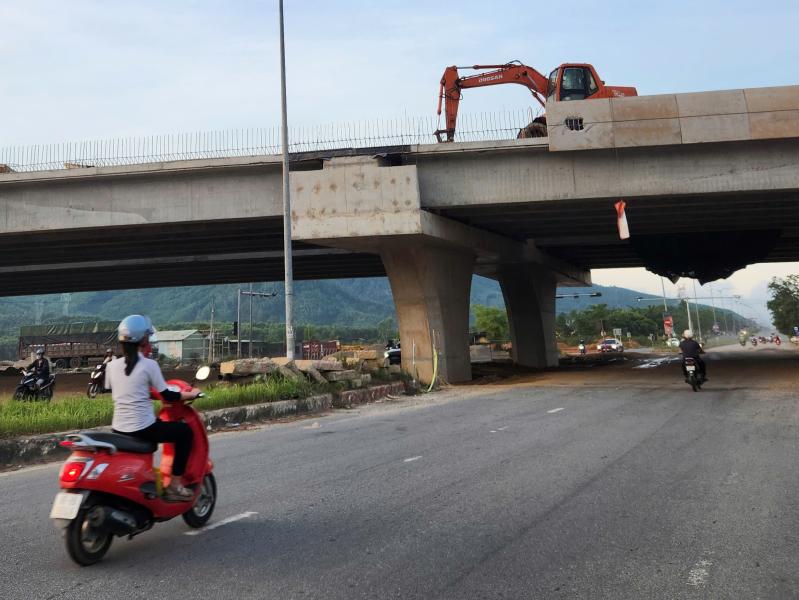 Công trình cầu vượt Hòa Liên - Túy Loan: Hiểm họa 'treo trên đầu' người đi đường- Ảnh 4. Công trình cầu vượt Hòa Liên - Túy Loan: Hiểm họa 'treo trên đầu' người đi đường- Ảnh 4.