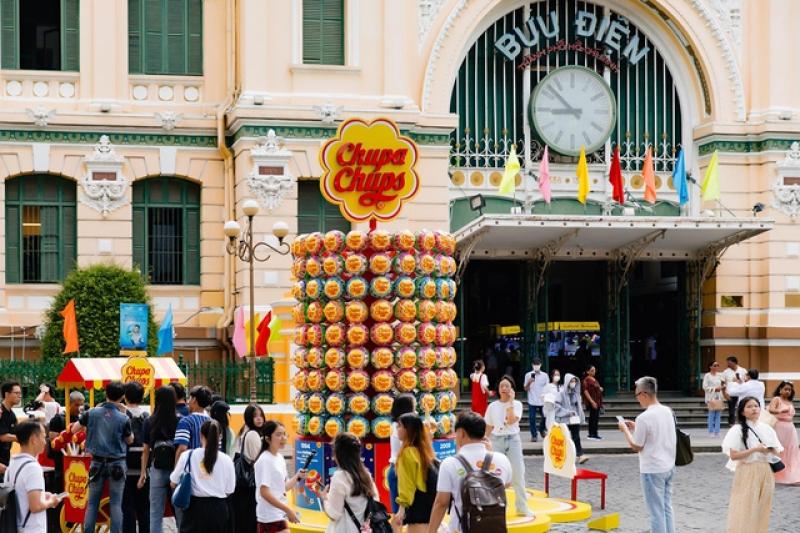Mang tháp kẹo khổng lồ đi khắp Việt Nam, Chupa Chups nối dài câu chuyện mãi vui - Ảnh 1. Mang tháp kẹo khổng lồ đi khắp Việt Nam, Chupa Chups nối dài câu chuyện mãi vui - Ảnh 1.