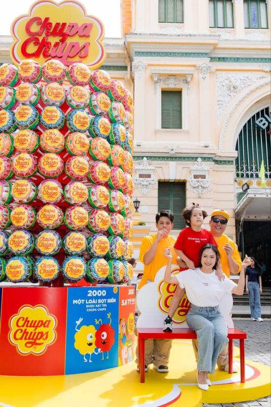 Mang tháp kẹo khổng lồ đi khắp Việt Nam, Chupa Chups nối dài câu chuyện mãi vui - Ảnh 2. Mang tháp kẹo khổng lồ đi khắp Việt Nam, Chupa Chups nối dài câu chuyện mãi vui - Ảnh 2.