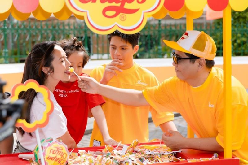 Mang tháp kẹo khổng lồ đi khắp Việt Nam, Chupa Chups nối dài câu chuyện mãi vui - Ảnh 3. Mang tháp kẹo khổng lồ đi khắp Việt Nam, Chupa Chups nối dài câu chuyện mãi vui - Ảnh 3.
