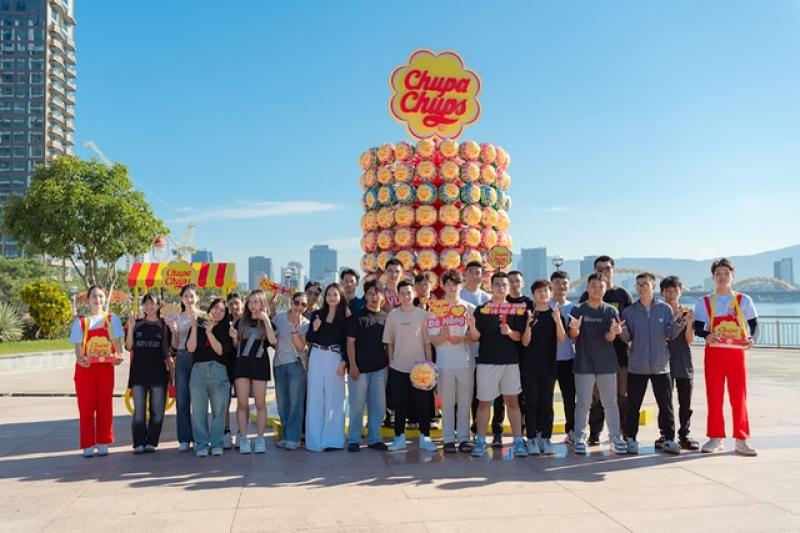 Mang tháp kẹo khổng lồ đi khắp Việt Nam, Chupa Chups nối dài câu chuyện mãi vui - Ảnh 4. Mang tháp kẹo khổng lồ đi khắp Việt Nam, Chupa Chups nối dài câu chuyện mãi vui - Ảnh 4.