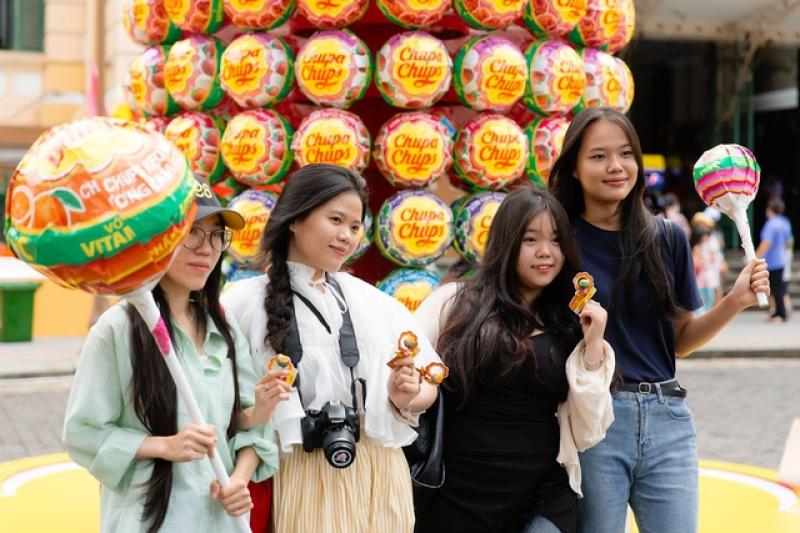Mang tháp kẹo khổng lồ đi khắp Việt Nam, Chupa Chups nối dài câu chuyện mãi vui - Ảnh 5. Mang tháp kẹo khổng lồ đi khắp Việt Nam, Chupa Chups nối dài câu chuyện mãi vui - Ảnh 5.