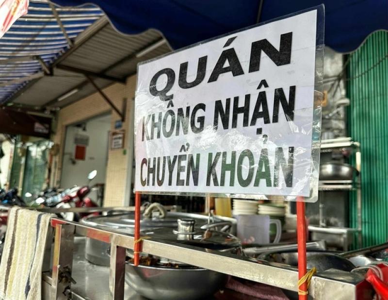 Cửa hàng 'Chỉ nhận tiền mặt, không chuyển khoản': TP.HCM có biện pháp xử lý - Ảnh 1.