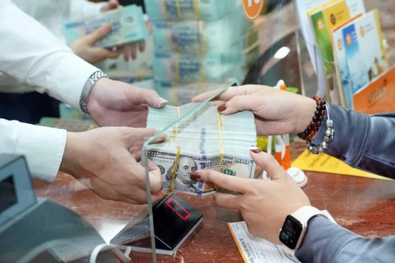 Giá USD hôm nay 19.6.2025: Ngân hàng tăng mạnh giá USD - Ảnh 1.