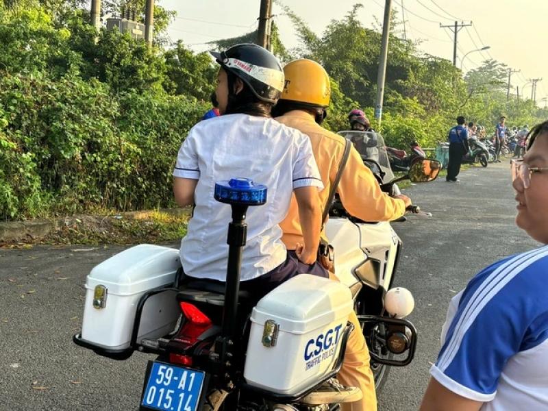 Thi tốt nghiệp THPT: Quên CCCD, thí sinh được CSGT TP.HCM tức tốc chở về lấy - Ảnh 3.