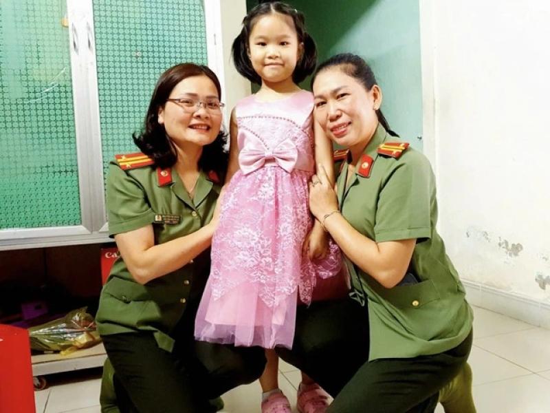 Nữ công an tỉnh Kon Tum trở thành mẹ đỡ đầu của trẻ mồ côi - Ảnh 4.