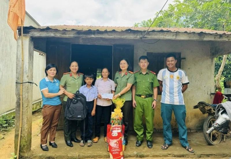 Nữ công an tỉnh Kon Tum trở thành mẹ đỡ đầu của trẻ mồ côi - Ảnh 3.