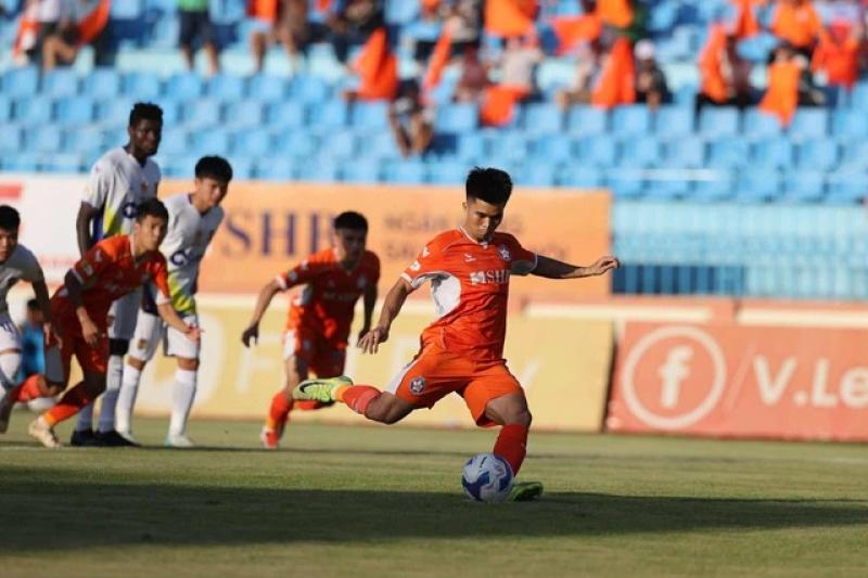 Đua trụ hạng V-League kịch tính hơn phim: Đà Nẵng đá play-off với Bình Phước, Quảng Nam thoát hiểm- Ảnh 2. Đua trụ hạng V-League kịch tính hơn phim: Đà Nẵng đá play-off với Bình Phước, Quảng Nam thoát hiểm- Ảnh 2.